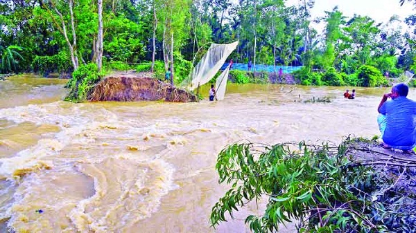 সিলেট-সুনামগঞ্জে কাটা হয়েছে কয়েকটি সড়ক, নামছে পানি