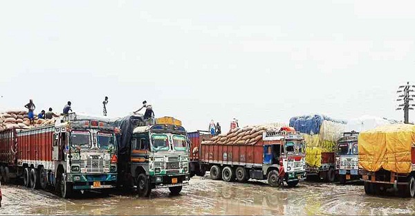 গমবোঝাই ৬ হাজার ট্রাক সীমান্তে আটকে রেখেছে ভারত