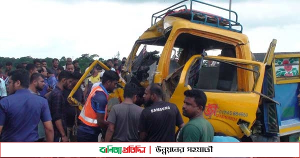 গোপালগঞ্জে পিকআপ-বাসের মুখোমুখি সংঘর্ষে নিহত ১