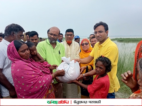 চিলমারীতে ত্রাণ সামগ্রী নিয়ে দূর্গম চরাঞ্চলে ইউএনও