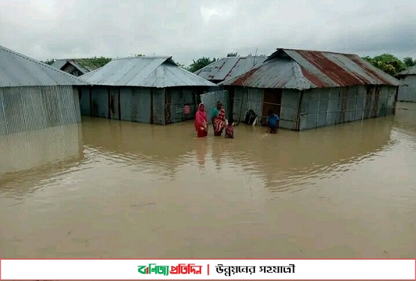 দুর্ভোগে উলিপুরের বানভাসিরা, শুকনো খাবার ও বিশুদ্ধ পানির সংকট