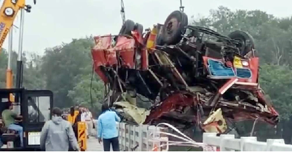 ভারতে সেতুর রেলিং ভেঙে যাত্রীবাহী বাস নদীতে, নিহত ১৩