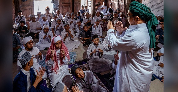 ইন্দোনেশিয়া: সাংকেতিক ভাষায় কোরআন পড়া শিখছেন শ্রবণ প্রতিবন্ধীরা