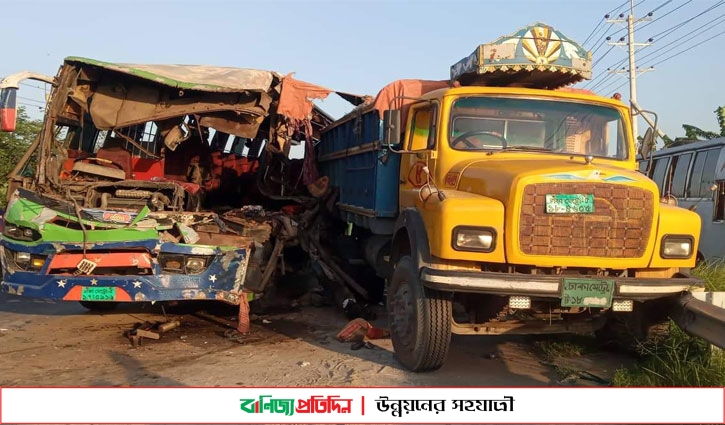 টাঙ্গাইলে দাঁড়িয়ে থাকা ট্রাকে বাসের ধাক্কায় নিহত ৩