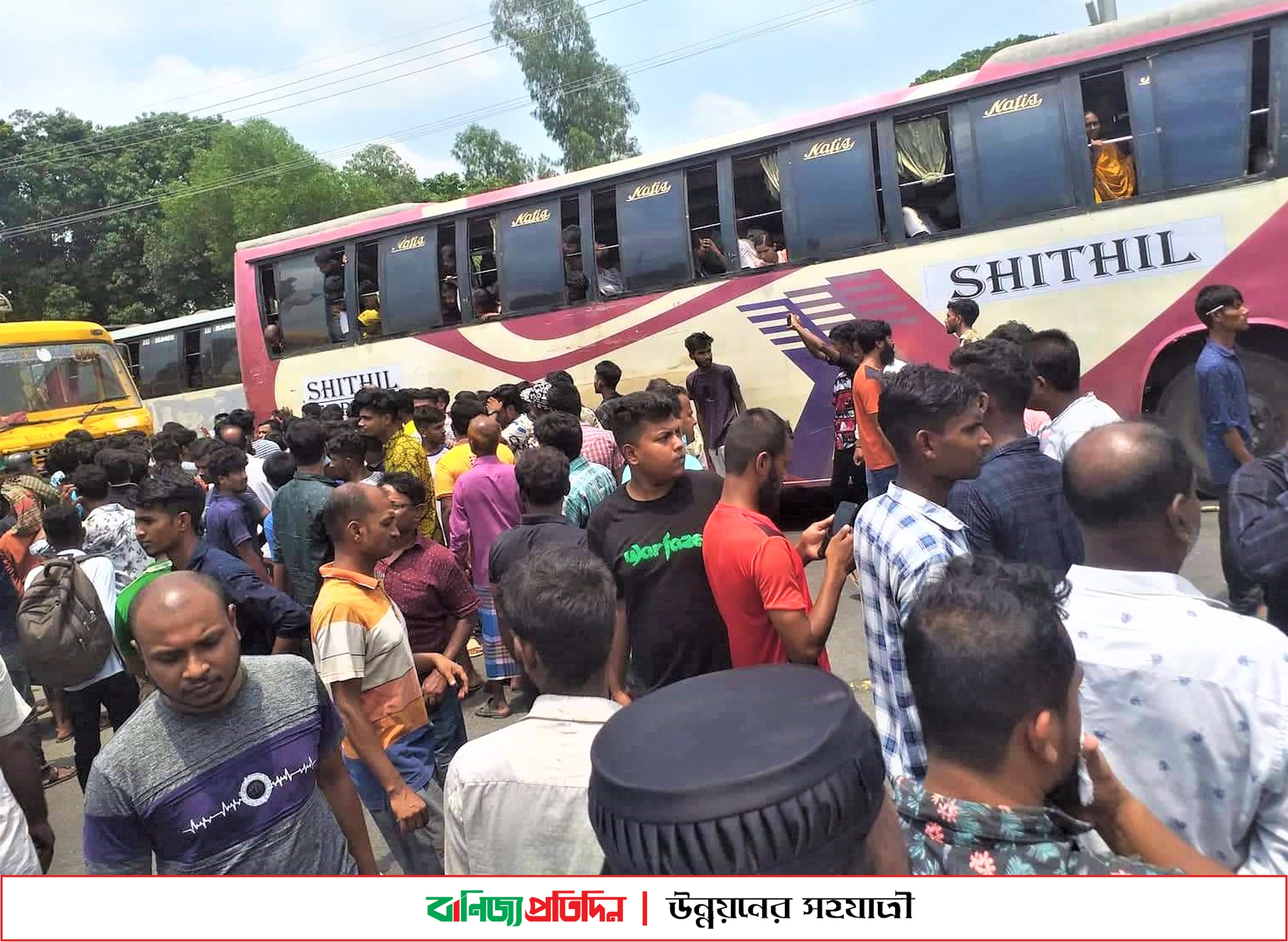 টাঙ্গাইলে পৃথক সড়ক দুর্ঘটনায় একই পরিবারের তিন জনসহ নিহত ৭