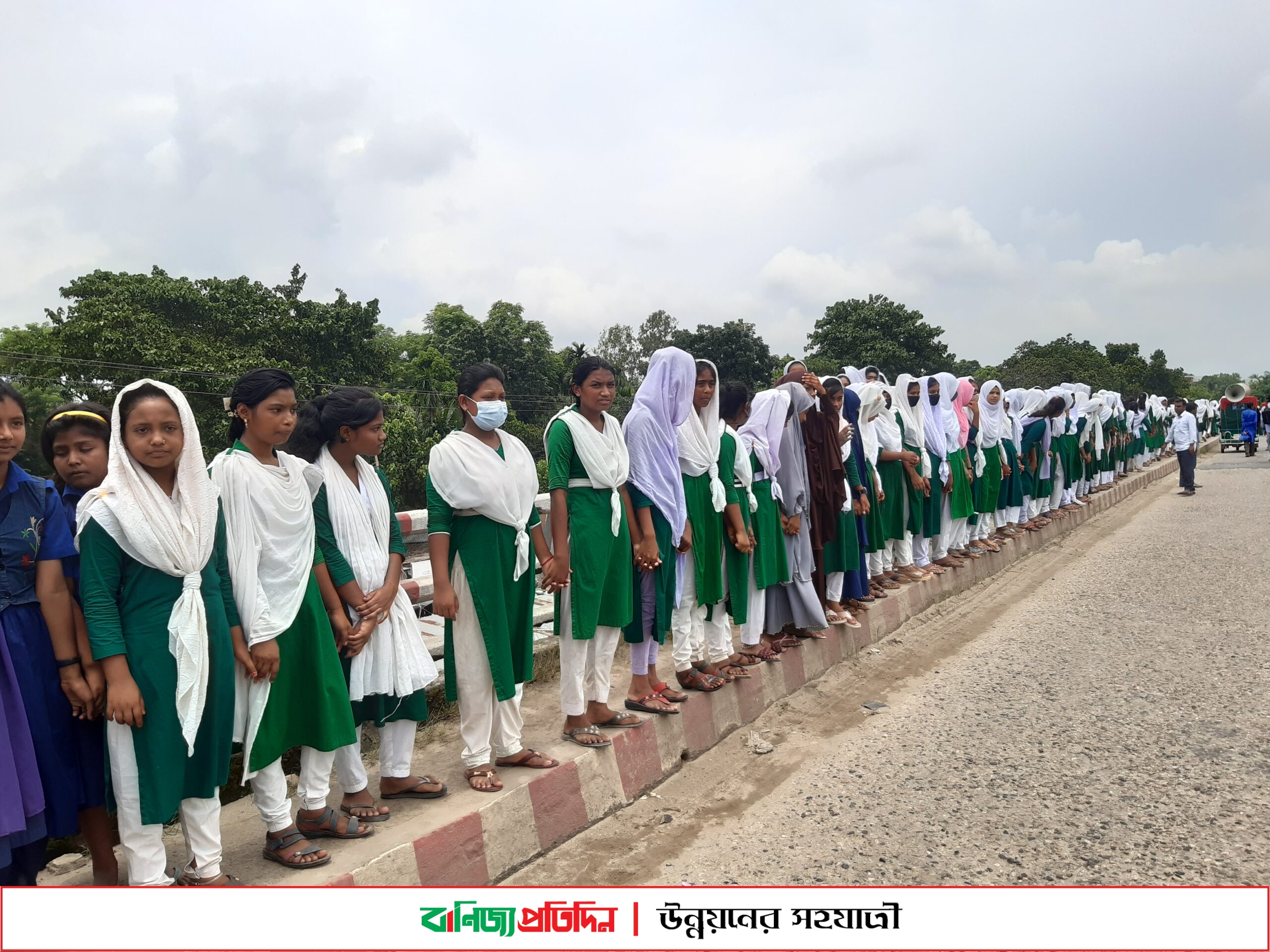 কালিহাতীতে প্রধান শিক্ষককে লাঞ্চিতের প্রতিবাদে মানববন্ধন