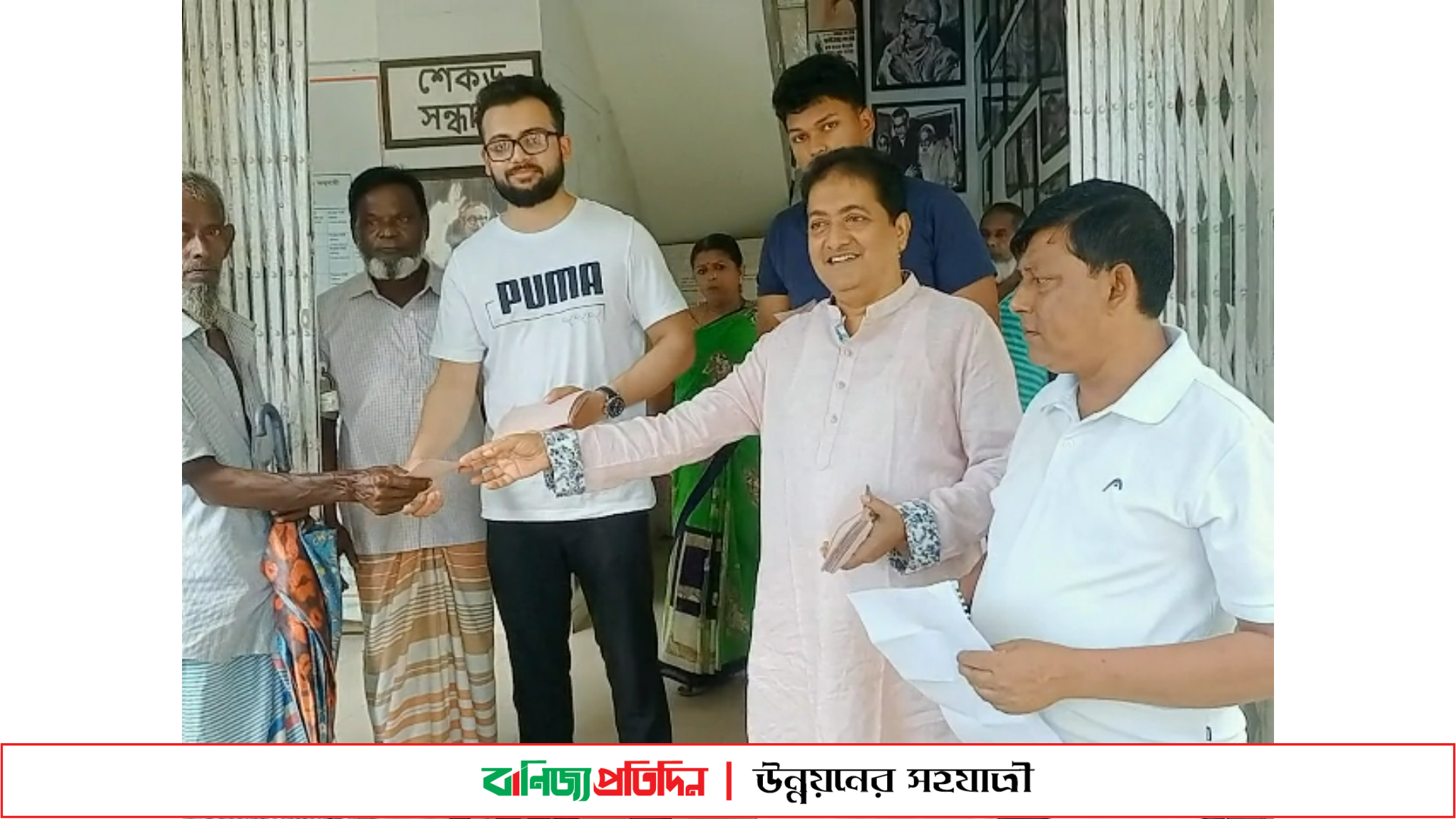 সুনামগঞ্জে বানভাসি মানুষের মাঝে নগদ অর্থ প্রদান