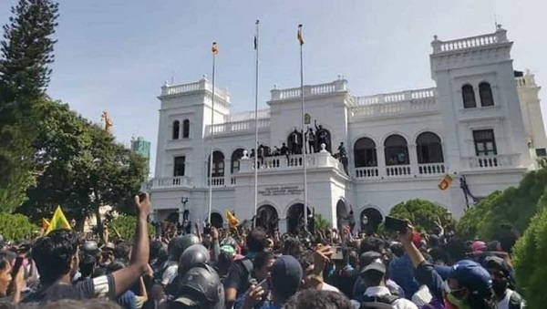 শ্রীলঙ্কার প্রধানমন্ত্রীর কার্যালয় বিক্ষোভকারীদের দখলে