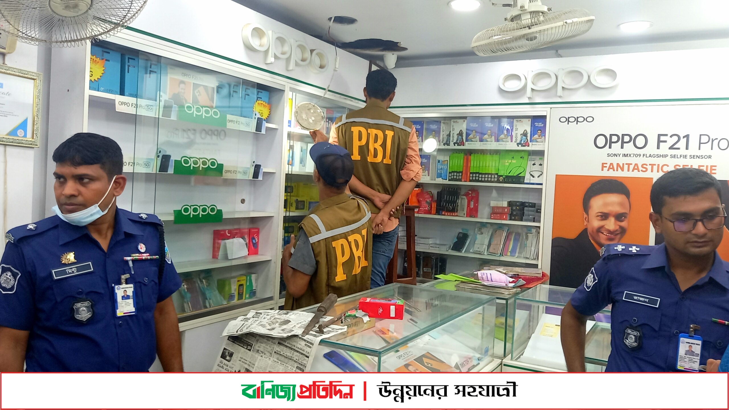 চাঁদপুরে টিনের চাল কেটে ১৫ লক্ষাধিক টাকার মোবাইল চুরি