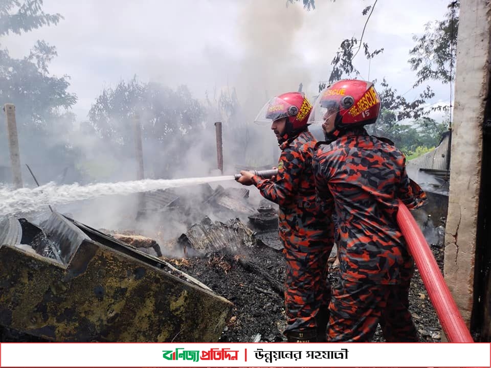 মিরসরাইয়ে আগুনে পুড়েছে ৫ বসতঘর