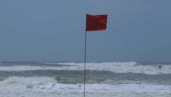 সমুদ্রবন্দরে ৩ নম্বর সংকেত বহাল, উপকূলে হতে পারে জলোচ্ছ্বাস