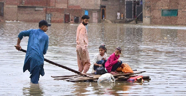 পাকিস্তানে বন্যায় মৃত্যু বেড়ে ৮৩০, জরুরি সহায়তা আহ্বান