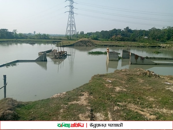 আড়াই কোটি টাকার স্লুইস গেইট বছর না যেতেই খালে বিলীন:যোগাযোগ বিচ্ছিন্ন