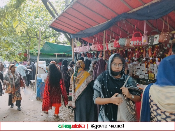 অনুমতি হীন নানা দোকানের হাট বসেছে জাবিতে