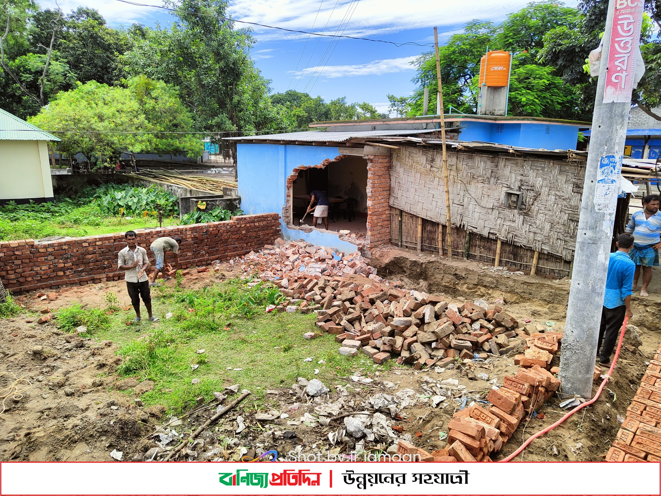 খানসামা উপজেলা প্রেসক্লাবের দেয়াল ভেঙ্গে ফেলার অভিযোগ