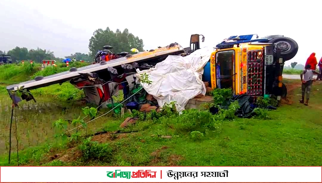 দিনাজপুরে ট্রাক-বাসের মুখোমুখি সংর্ঘষে নিহত ২