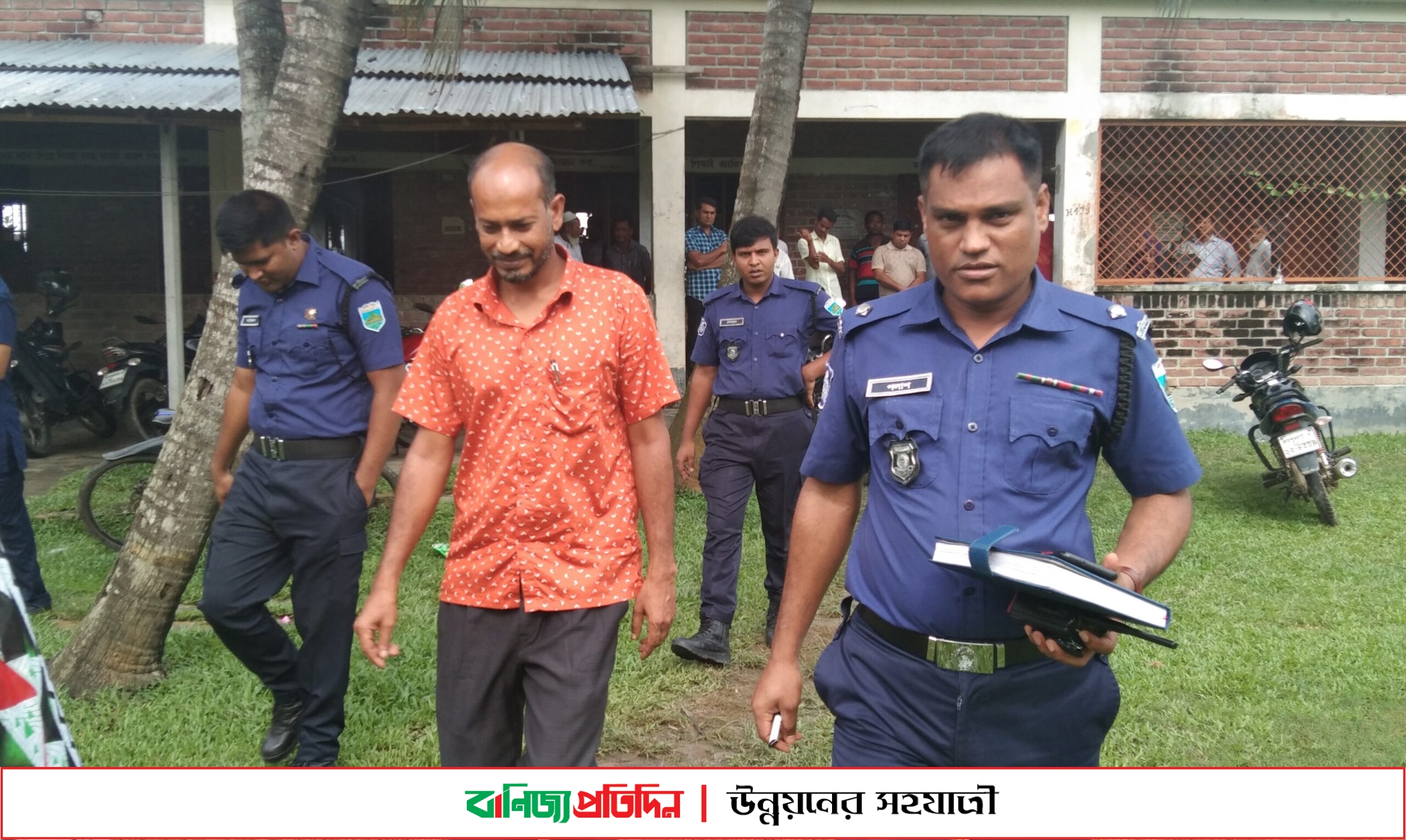 স্কুলছাত্রীদের যৌন হয়রানির অভিযোগ, অফিস সহকারী আটক