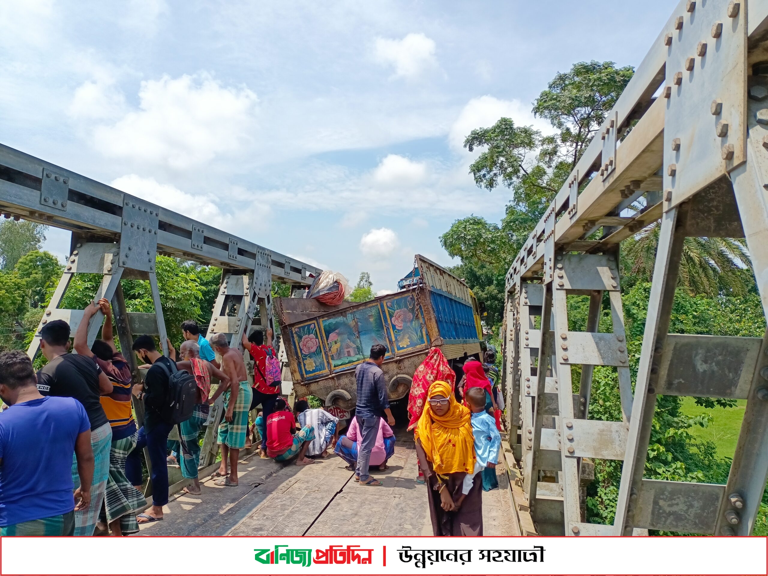 টাঙ্গাইলে ব্রিজ ভেঙ্গে যানবাহন চলাচল বন্ধ