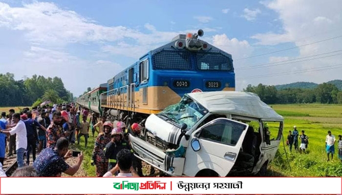 মিরসরাইয়ে ট্রেন দুর্ঘটনা: গেটম্যান ও নিহত চালককে দায়ী করে প্রতিবেদন