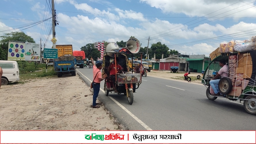 কুড়িয়ে পাওয়া ৫ লাখ টাকার মালিকের খোঁজে মাইকিং