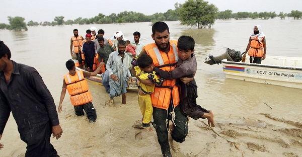 পাকিস্তানে বন্যার্তদের বহনকারী নৌকা ডুবে নিহত ১৩