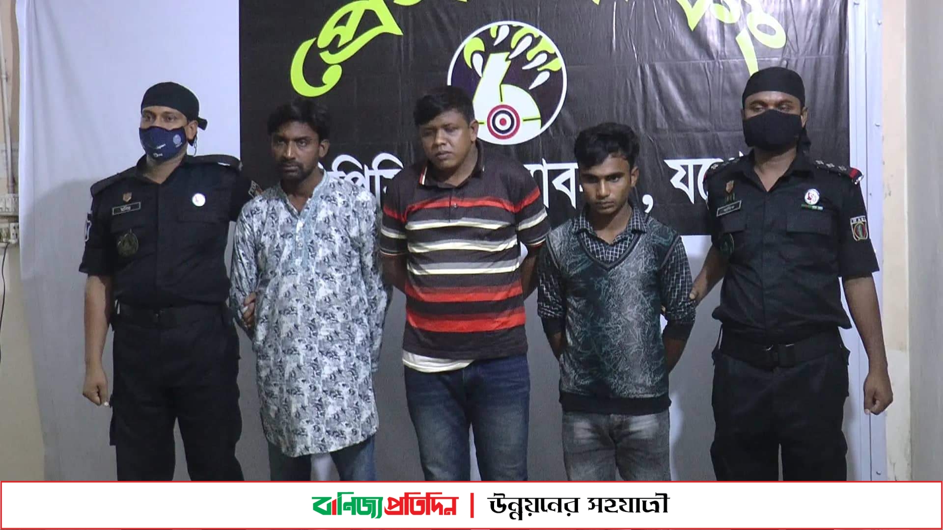 যশোরে ছিনতাইয়ের প্রস্তুতি কালে অস্ত্রসহ আটক ৩