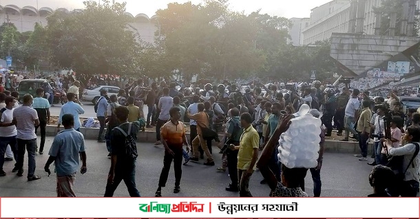 চাকরিতে ৩৫ বছর করার দাবিতে শাহবাগ অবরোধ, পুলিশের লাঠিপেটা