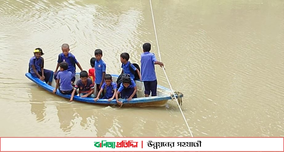 জয়পুরহাটে ঝুঁকি নিয়ে ৩শ শিক্ষার্থীর নদী পারাপার