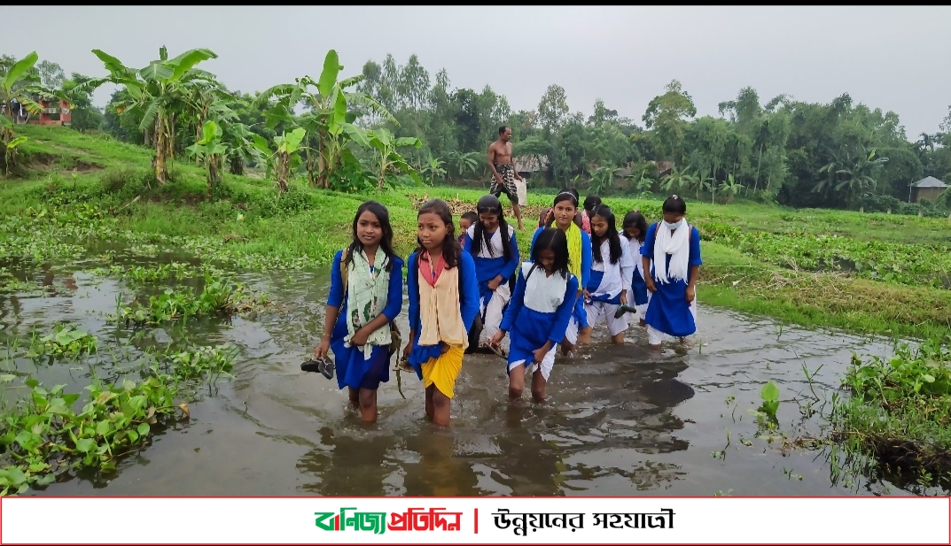 খানসামায় রাস্তা ভেঙে যাওয়ায় দুর্ভোগে ১০ হাজার মানুষ