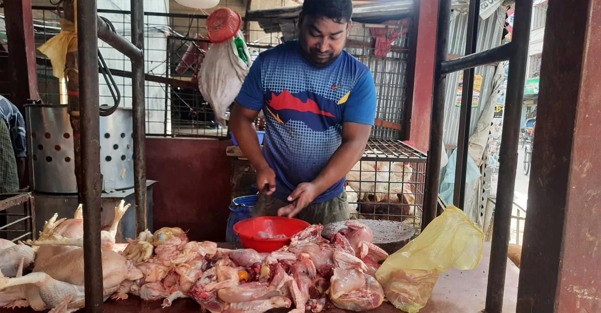 কাটা মুরগি কিনতে আগ্রহ ক্রেতাদের