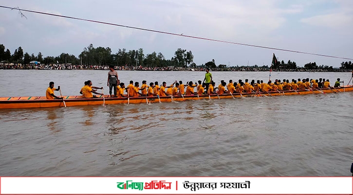 সিরাজগঞ্জে যমুনা নদীতে ঐতিহ্যবাহী নৌকাবাইচ অনুষ্ঠিত