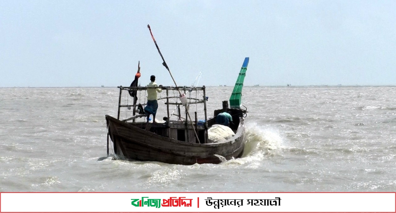 নিষেধাজ্ঞা শেষে মধ্যরাতে সাগরে যাচ্ছেন হাতিয়ার জেলেরা