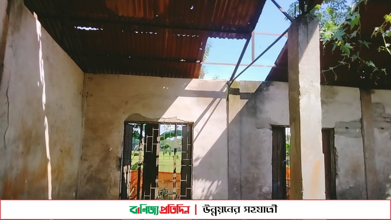 মাদারীপুরে আশ্রয়ণ প্রকল্প ঘর গুলোতে সমস্যার শেষ নেই