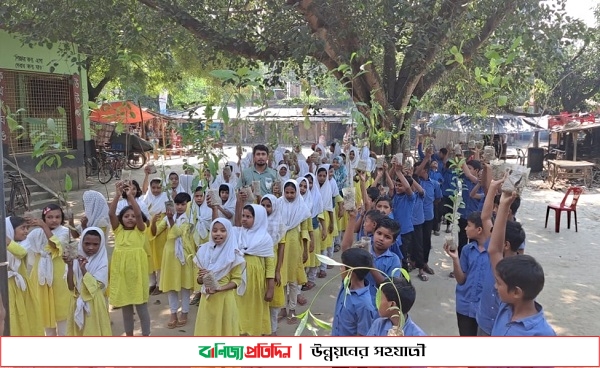 চাঁপাইনবাবগঞ্জে গাছের চারা উপহার পেল সকল স্কুল শিক্ষার্থী