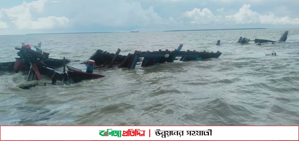 নোয়াখালীর মেঘনা নদীতে লবণ বোঝাই ট্রলার ডুবি