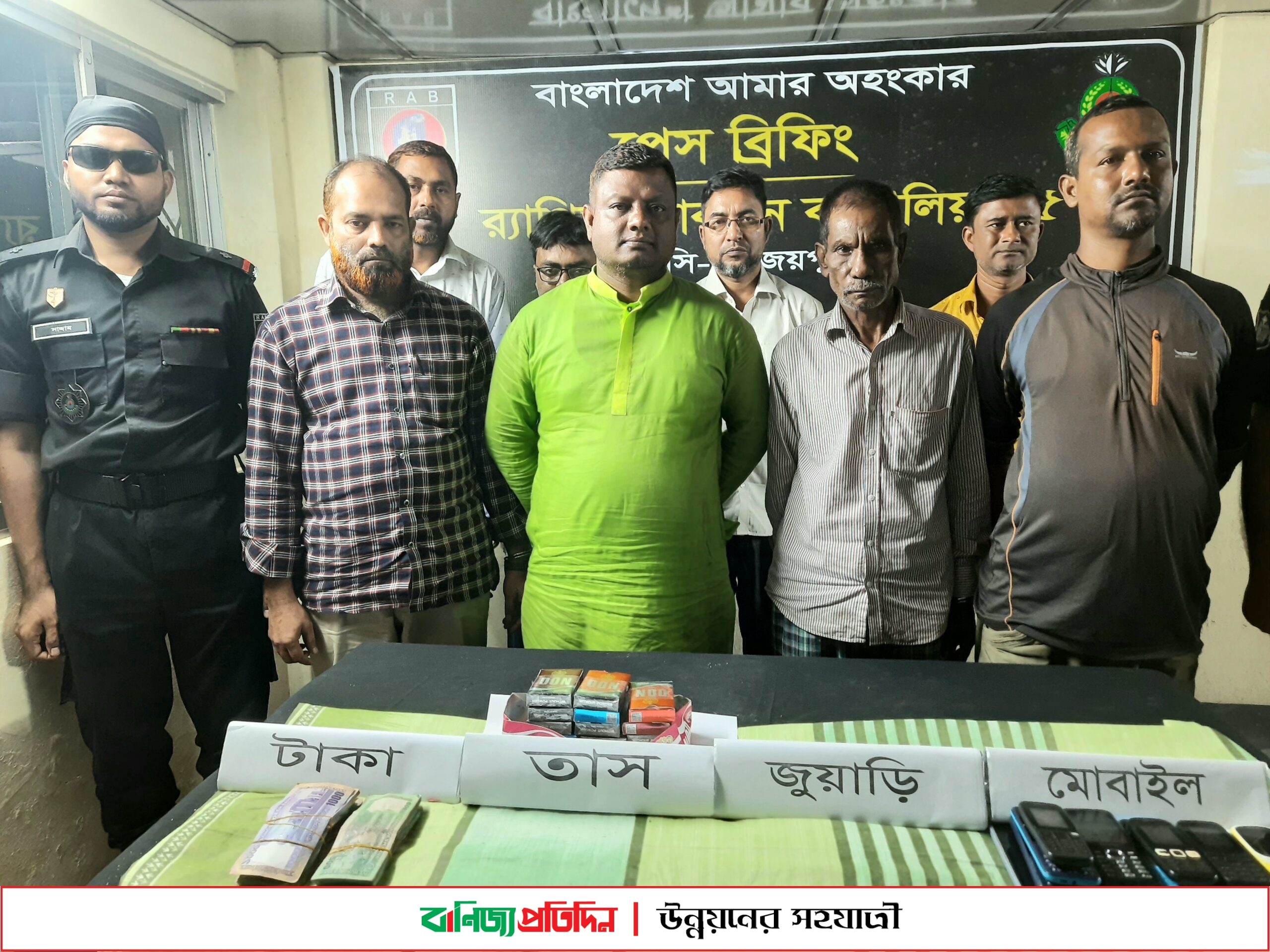 জয়পুরহাটে জুয়া খেলার সময় চিনিকল শ্রমিক নেতাসহ আটক ২০