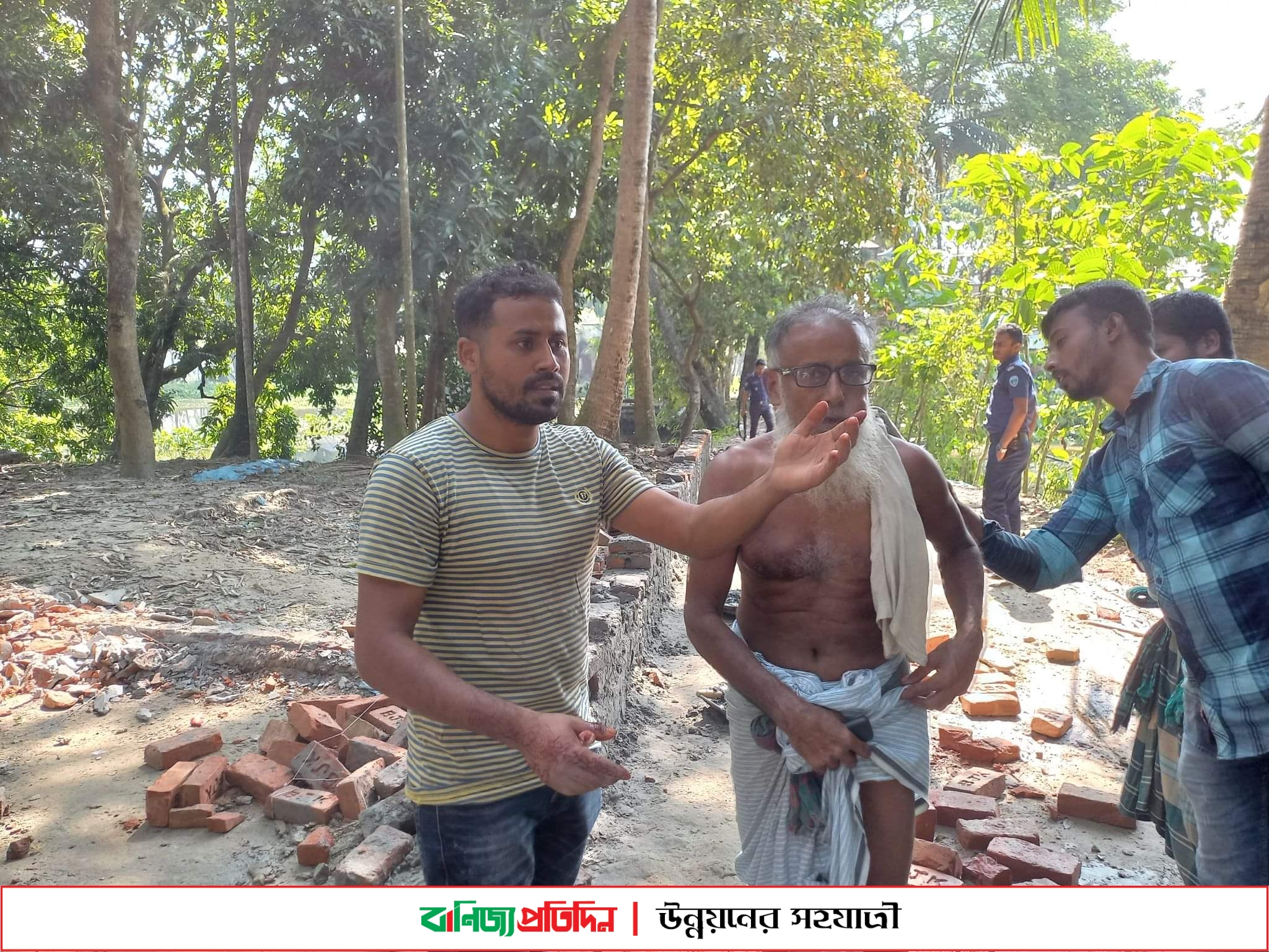 ফরিদগঞ্জে কবরের স্থানের দেওয়াল নির্মাণ নিয়ে দু’পক্ষের সংঘর্ষে আহত ১৫