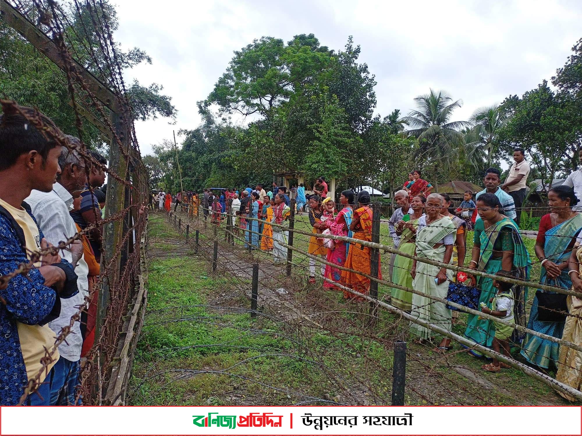 স্বজনদের সাথে দেখা করতে সীমান্তে মানুষের ঢল