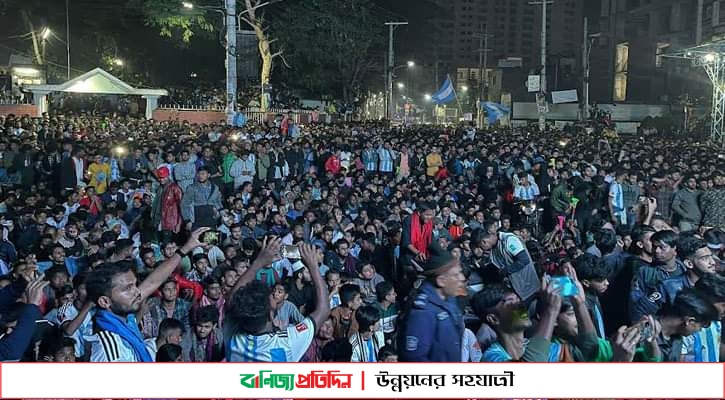 ফেনীতে বিশ্বকাপ ফুটবল উন্মাদনায় হাজার হাজার মানুষ সড়কে