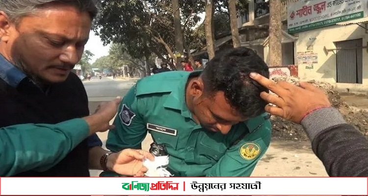 আহত পুলিশকে সহযোগিতা করতে এগিয়ে গেলেন সাংবাদিক