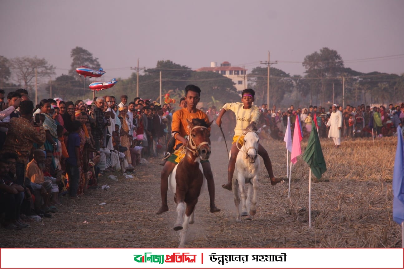 নওগাঁয় ঘোড়া দৌড় দেখতে মানুষের ঢল