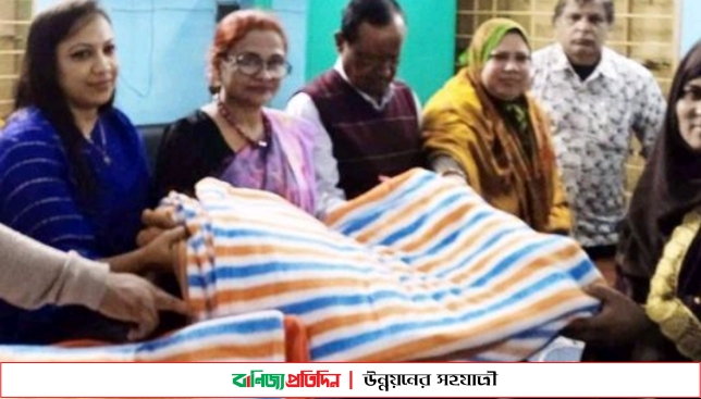 মাগুরায় শীতার্থদের মহিলা আ’লীগের কম্বল বিতরণ