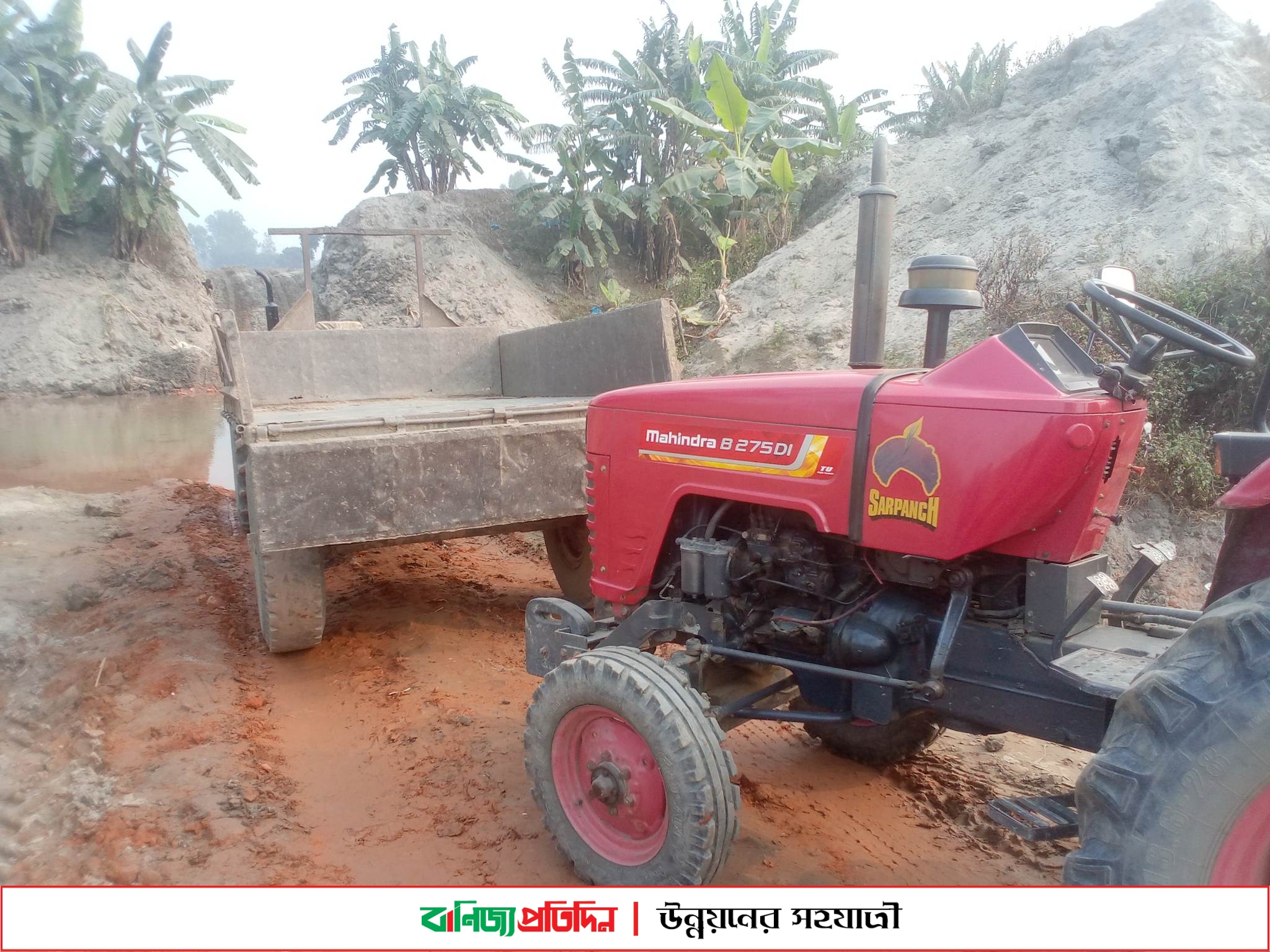 রুহিয়ায় শুক নদীর তীর কেটে মাটি বিক্রি