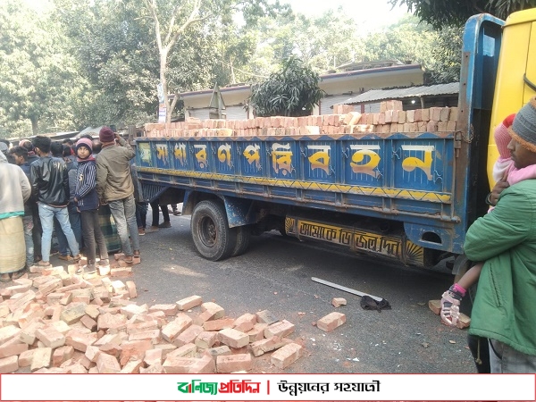 ফরিদপুরে ট্রাকের ধাক্কায় প্রাণ গেল ভ্যান চালকের