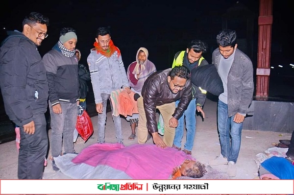 দিনাজপুরে শীতার্তদের দ্বারে গিয়ে শীতবস্ত্র বিতরণ করলেন ছাত্রলীগ নেতা