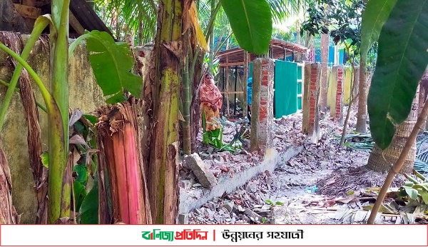 রাতের আধারে সন্ত্রাসী কায়দায় জোর পূর্বক ঘর নির্মাণ