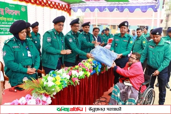 রাজশাহীতে প্রতিবন্ধী ও শীতার্তদের মাঝে পুলিশ কমিশনারের শীতবস্ত্র বিতরণ