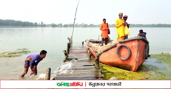 খেয়া পারাপারের নামে চলছে নিরব চাঁদাবাজী