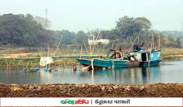 কুমিল্লায় অবৈধ ভাবে গোমতী নদীর মাটি উত্তোলন