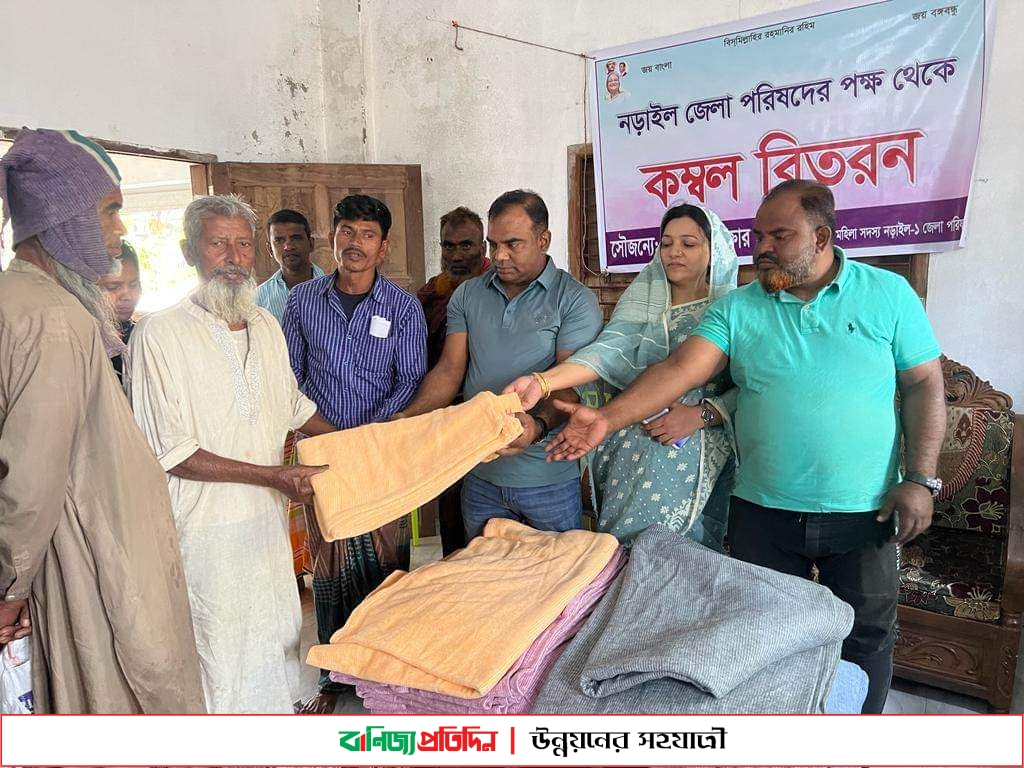 অসহায়দের মাঝে কম্বল বিতরণ করলেন শাহিনুর আক্তার রুমা